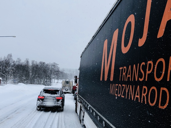 Trafiken norrut på E4 mellan Tjärnsjö och Fröland står fortfarande helt stilla efter krocken mellan ett lastbilsekipage och en personbil tidigare i förmiddags.