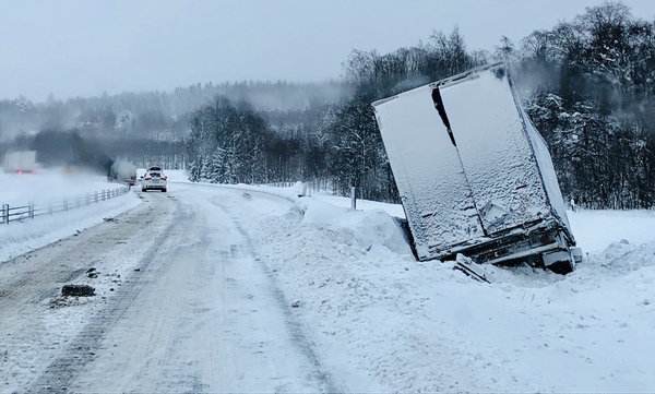 Olyckan innebar att trafiken länge stod stilla i båda riktningar på E4 söder om Härnösand. Foto Örjan Leek / Profilbild
