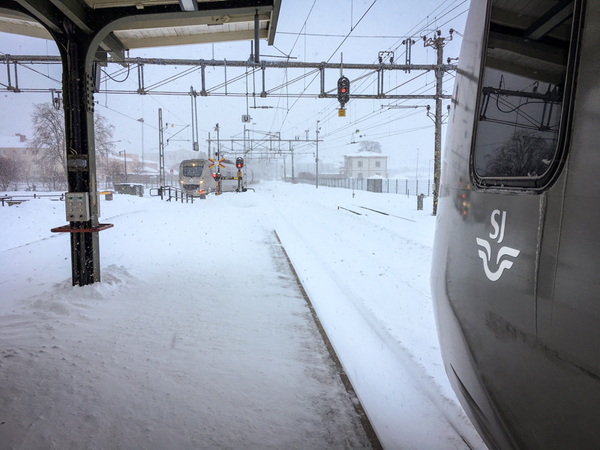 GÄVLEBORG I Hudiksvall kommer ett tåg in från Umeå/Sundsvall på väg mot Stockholm men har blivit stillastående i väntan på snöröjning framför. Det är omfattande förseningar på sträckan.
