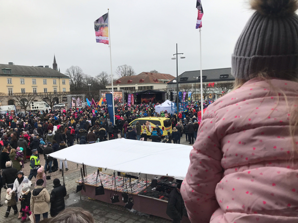 Fullt på torget i Lidköping.