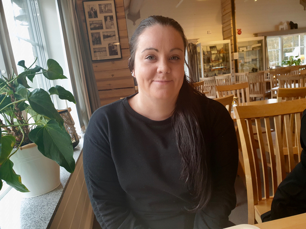 Emelie Johansson, 30 år, sjuksköterska, bor i Västerås, kommer från Lima: Jag är inte så nyhetsintresserad, kollar nyheter kanske varannan dag - i mobilen. Brott och händelser intresserar och om det är något som hänt i närheten.