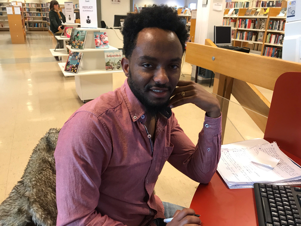 Mehari Simon, 26 år, studerar till undersköterska, Avesta:
Jag läser Avesta Tidning och reklamblad som kommer i brevlådan. På fredagar ser jag SVT:s Svenska Nyheter, som ger både nyhetssammanfattningen och humor. Det gillar jag.