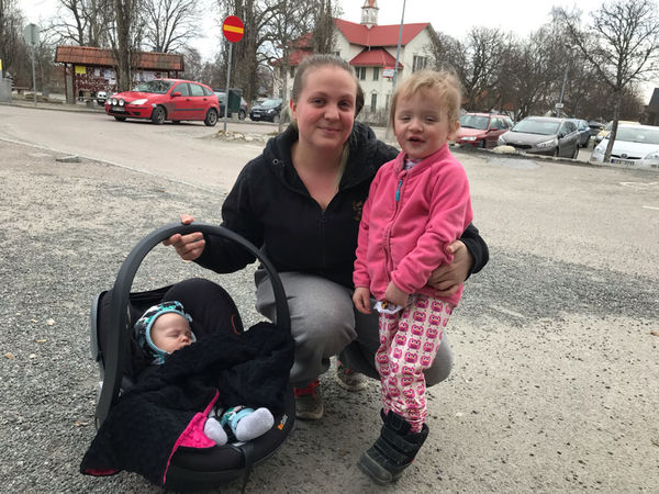 Sandra Lindberg med systerdottern Sally Lindberg och sonen Billy Lindberg, Smedjebacken:
- Ser inte så mycket nyheter alls. Får ibland nyhetstips genom kompisar på sociala medier. Om något större händer ser jag på TV-nyheter.