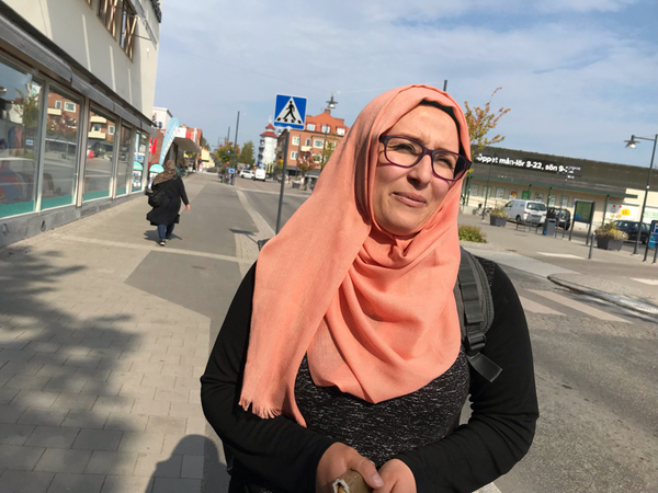 Wafa Albakir, 29 år, studerar på SFI, Leksand: – Jag ser på nyheter i TV, Rapport, Aktuellt och TV4-Nyheterna, men också i mobilen. Folk är hjälpsamma i Leksand och hjälper mig att hitta viktig information.