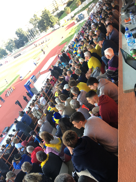 Jane på plats: ”Det är knökat på läktarsidan och folk är fortfarande på väg in.”