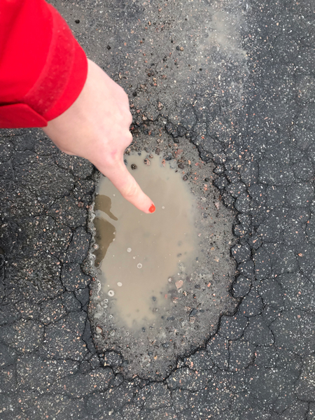 Typiskt potthål mitt på vägen. Vi har sett många av dessa samt råkat köra ned i dem trots att vi anpassat hastigheten. Stackars stackars firmabil/ Erica & Josefina