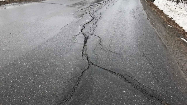 SVT:s reportageteam hittar många sprickor på vägen till Gunnarsbyn.