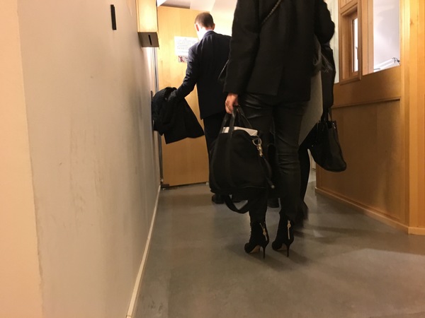 Advokater och åhörare går in i sal 1.