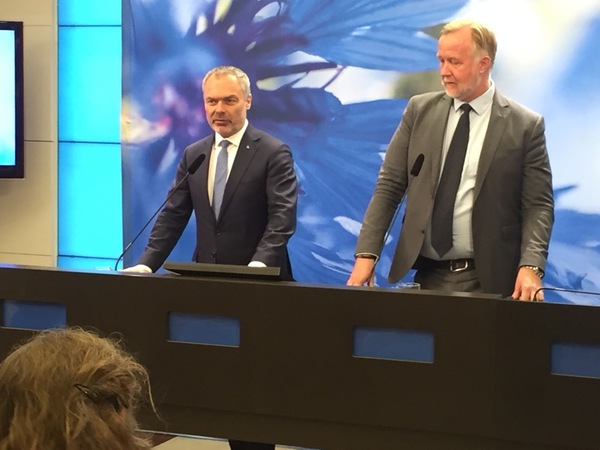 Nu håller Liberalernas Jan Björklund presskonferens för att ge sin syn på budgeten. Till höger partiets ekonomisk-politiske talesperson Johan Pehrson.
