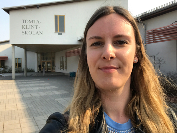 Nu är jag på plats på Tomtaklintskolan, en högstadieskola i Trosa kommun. Härifrån kommer jag att direktrapportera under förmiddagen och fånga upp framför allt lärares tankar kring hur de arbetar med att förbättra skolan.