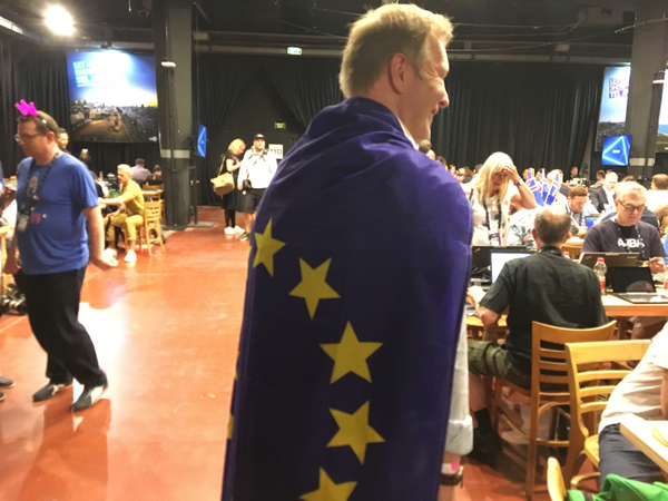 Här är en tysk som hejar på ”Europa” - ett äkta ESC-fan med andra ord