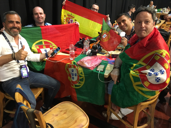 Portugal må ha åkt ut i semin, men de har flest flaggor på minst yta. Photo bomb av Spanien