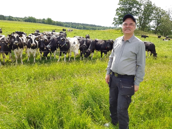 Nu har jag träffat lantbrukaren Åke Eriksson som bor några kilometer utanför Hyltebruk. Han minnas förra sommarens extrema torka och vittnar om helt andra förutsättningar i år. Mer om det här i morgon.