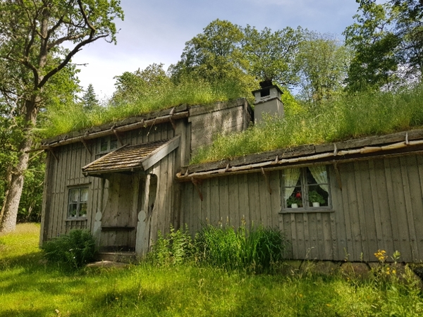 Hamnade här. Vilken magisk plats. Jansbergs hembygdspark med Kambostugan från 1600-talet. Här har man verkligen en känsla av att tiden står stilla.