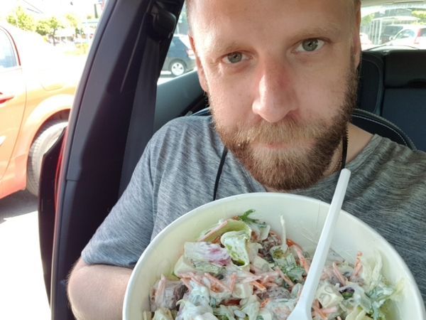 Snabblunch i bilen. Sen tänkte jag åka till Skärshult och känna på vattnet. Senare i eftermiddag ska jag träffa kommunstyrelsens ordf. Ronny Löfquist (S) som ska berätta om det senaste när det gäller fiber till kommuninvånarna. 🥗🍴