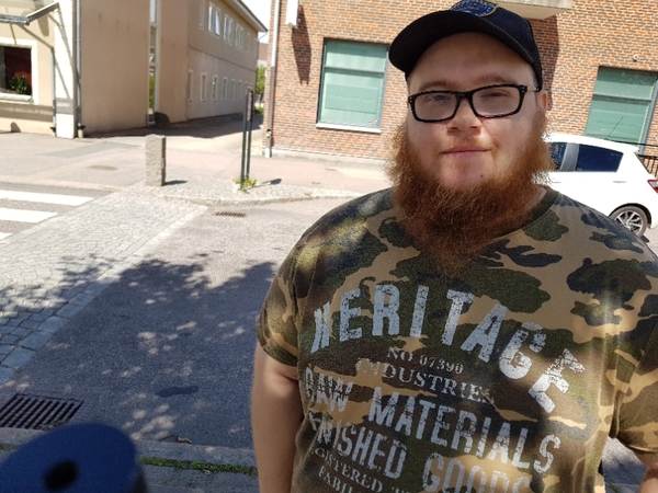 Johan Hagelberg bor i Hyltebruk. Han tycker det bästa med Hylte kommun är närheten till allt. 
Och eftersom det är en solig och varm dag idag frågade jag om var man helst badar i Hylte. Skärshult, blev svaret. Håller ni med?