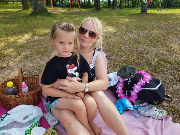 Träffade Ella och Anna Morin på Ibro badplats som tagit sig hit från Rydöbruk för att bada. 
Själv doppade jag fötterna i en av Färgen-sjöarna (oklart vilken) här. Videobevis kommer!