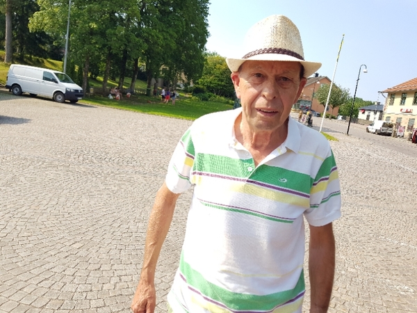 "Jag känner alla", säger Stig Larsson som är uppväxt i Hyltebruk. Han tog med mig på en biltur i centrala byn. Han ville visa mig två förfallna, och övergivna, privta fastigheter som han vill att kommunen ska ta tag i. 
Han menar att det springer barn i husen på kvällarna och att de kan skada sig där.