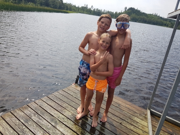 Jack, John och Ville badade i Hålsjön utanför Drängsered den här eftermiddagen. Men badade jag också? Om en stund får ni se.