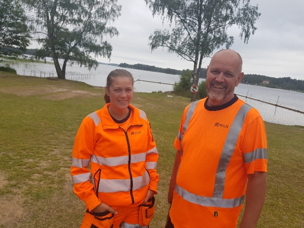 Det var problem med en av stoplarna vid en brygga i Unnen. Då rykte kommunarbetarna Matilda Åman och Cornelis van den Akker ut. ☝️🙌