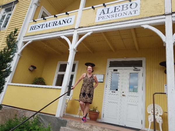 "Jag är pensionär nu", säger Mette Dich som ägt och drivit pensionatet i Alebo i närmare 30 år. Men nu räcker det. Pensionatet ska säljas.