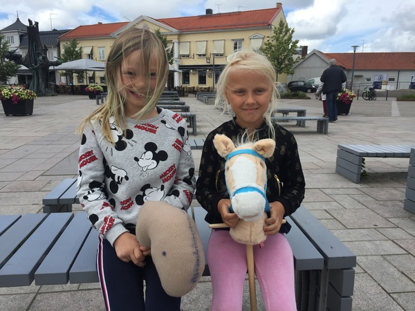 Under förmiddagen träffade jag Ester Jastré och kompisen Molly Westberg. De var ute och tränade käpphästlöpning. Vilket för mig låter som en bra idé, då vanliga hästar är lite läskiga ;) Klipp på när de hoppar finns att se på vår Instagram @svthalland.