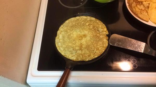 Vi är ett glatt gäng på sex personer från Göteborgstrakten i Malung. Här serveras den obligatoriska nattamaten efter dans: pannkakor! Det hälsar Sandra Carlsson.