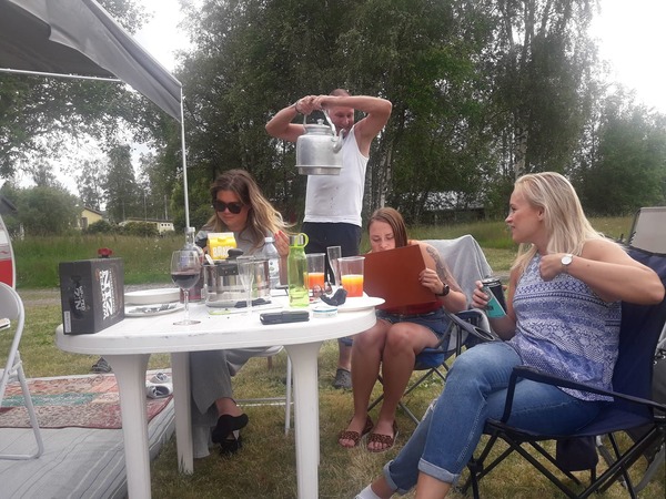 Stefan Skoglund från Älvdalen bjuder på kaffe innan dansen :) Foto: Thomas Flood.