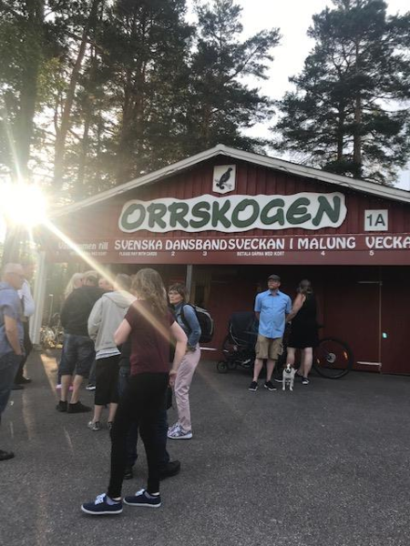 Carina Björklund har fotat när hon är på väg in till kvällens danser.