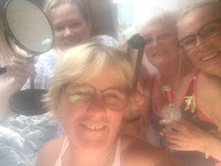 Anna Franzén, Anna Nyström, Marita Sjölander och Erika Logren har förfest innan dansen. Inskickat av Erika Logren.