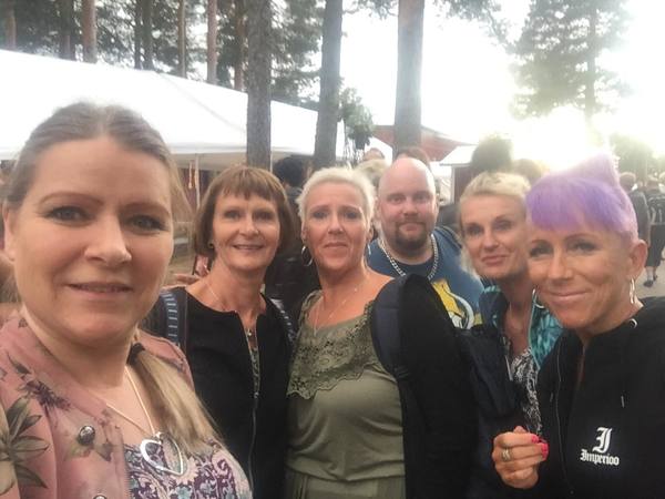 Här är en del av det 11 mannagäng som hyr in sig i ett hus under dansbandsveckan. Foto: Lena Suschinski.