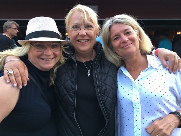 Tre Carinor från Växjö: Carina Jonsson, Carina Ivarsson och Carina Tillström. De ser fram mot torsdagens spelning med Larz-Kristerz och att självklart få höra deras låt "Carina"