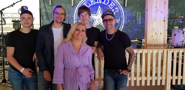 Bara en danskväll kvar på årets dansbandsvecka. Vi träffade Blender under deras soundcheck.