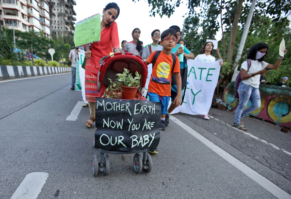 Även i Mumbai i Indien strejkade folk för klimatet. "Moder Jord, nu är du vår baby" står det på vagnen. Foto: REUTERS/Francis Mascarenhas