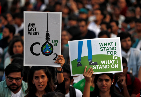 "Det jag står för, är det jag står på" står det skrivet på plakatet hos klimatstrejkarna i Mumbai, Indien.
