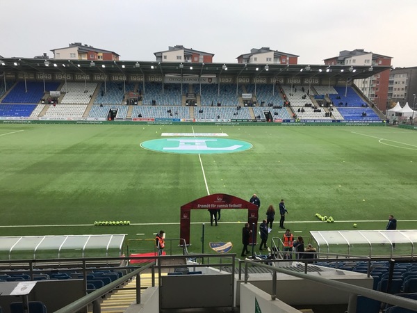 Lugnet före stormen här i Norrköping. Någonstans på arenan befinner sig också Lennart Johanssons Pokal. I Stockholm och Örebro finns två replikor av den, i fall att Hammarby eller Malmö vinner och behöver något att lyfta.