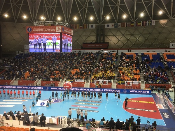 Den här långsidan är i princip fullsatt. Men bakom målen finns det många platser kvar att fylla.