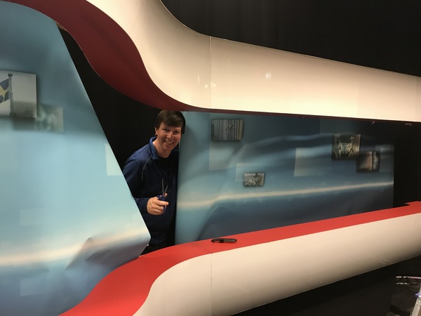 Bakom kulisserna: Så här såg det ut när SVT:s Patrik Boberg klippte ner den gamla dekoren i studion i Falun. Nu snart får du se den nya. FOTO: Sigrid Ribjer