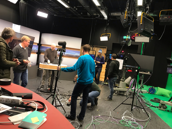 Bakom kulisserna: Drygt tre timmar kvar till sändning. Många som jobbar i studion nu.