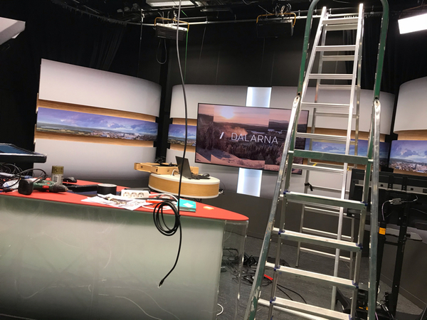 Bakom kulisserna. Det byggs och dras sladdar in i det sista. Så här ser det ut just nu. Fyra timmar till sändning.