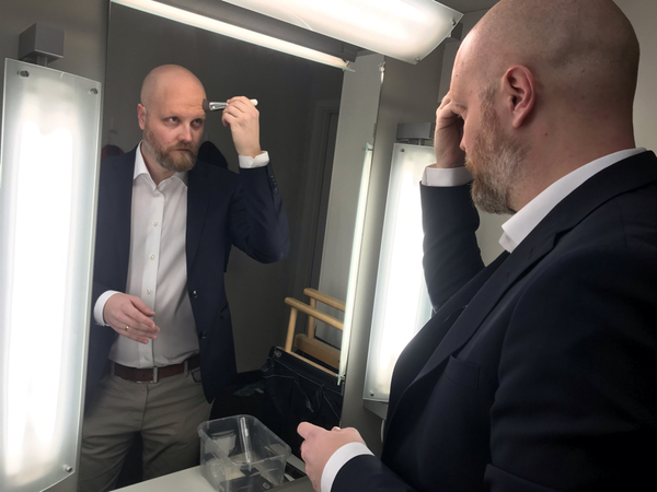 Bakom kulisserna: Kvällens programledare Martin Trygg i sminket inför sändning.