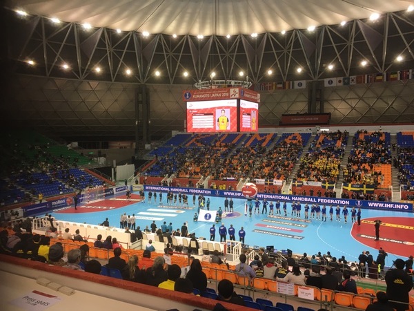 Inte speciellt mycket folk i hallen - som vanligt! Alla matcher i VM går ju här i Kumamoto så invånarna har mycket handboll att välja på!