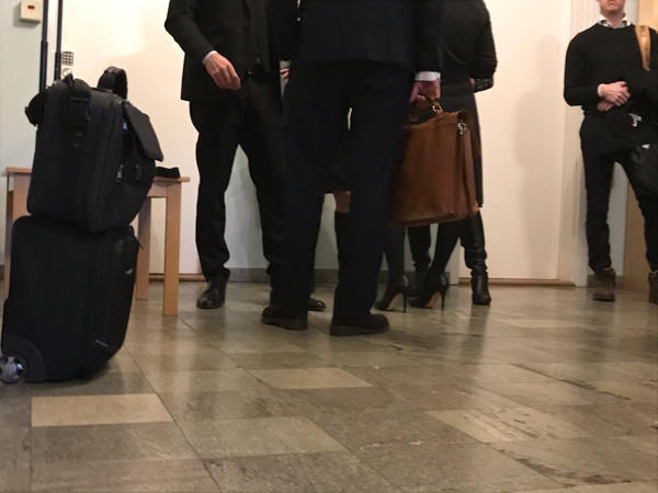 Hej och välkomna! Snart öppnar dörrarna till sal 1 i Norrköpings tingsrätt.