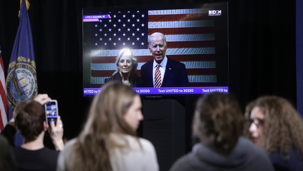 Joe Biden må ha lämnat sin valvaka till förmån för South Carolina, men via ett videotal lovade han sina väljare att återkomma. "Vi kommer att återvända till New Hampshire för att besegra Donald Trump", sade han enligt CNN. Foto: Steven Senne/TT