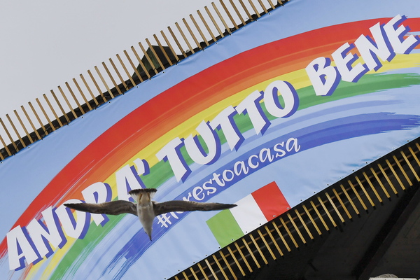 Slagorden "andrà tutto bene", allt kommer att bli bra, som italienarna har skrivit på flaggor och hängt ut genom fönster under tiden som landet varit i karantän. Under det hashtagen #iorestoacasa, jag stanar hemma, i Neapel. Foto: Ciro Fusco/TT