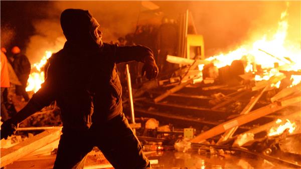 En demonstrant deltar i sammandrabbningar med polisen på Självständighetstorget i Kiev tidigt på tisdagmorgonen. Foto: TT