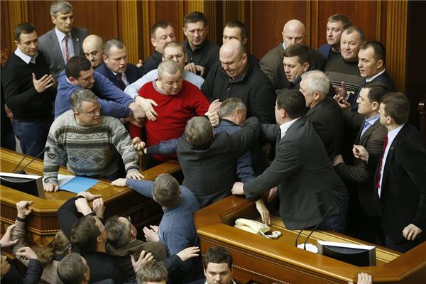 Rörigt i Radan (parlamentet) tidigare idag. Känslorna svallar. Foto: Maksym Marusenko/TT