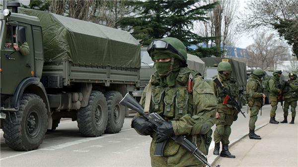 Beväpnade grupper med pansarfordon blockerar gränsbevakningens högkvarter i Sevastopol. Foto: TT.