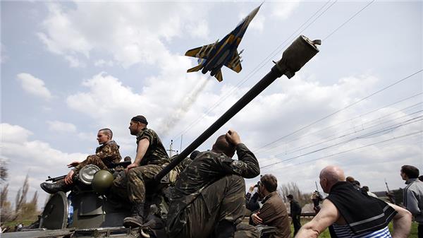Ett ukrainskt stridsflygplan passerar över ukrainska styrkor utanför Kramatorsk. Foto: TT