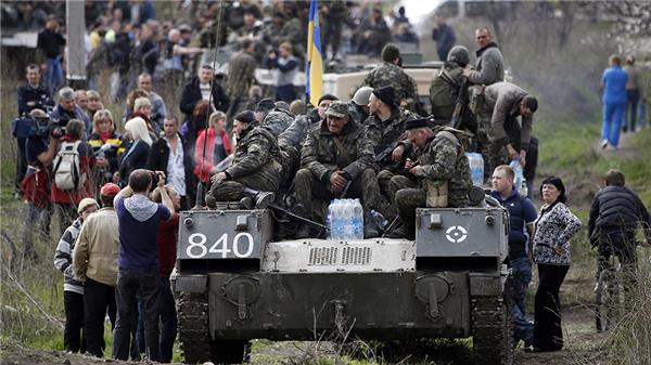 Proryska demontranter blockerar ukrainska styrkor från att ta sig in i Kramatorsk. Foto: TT